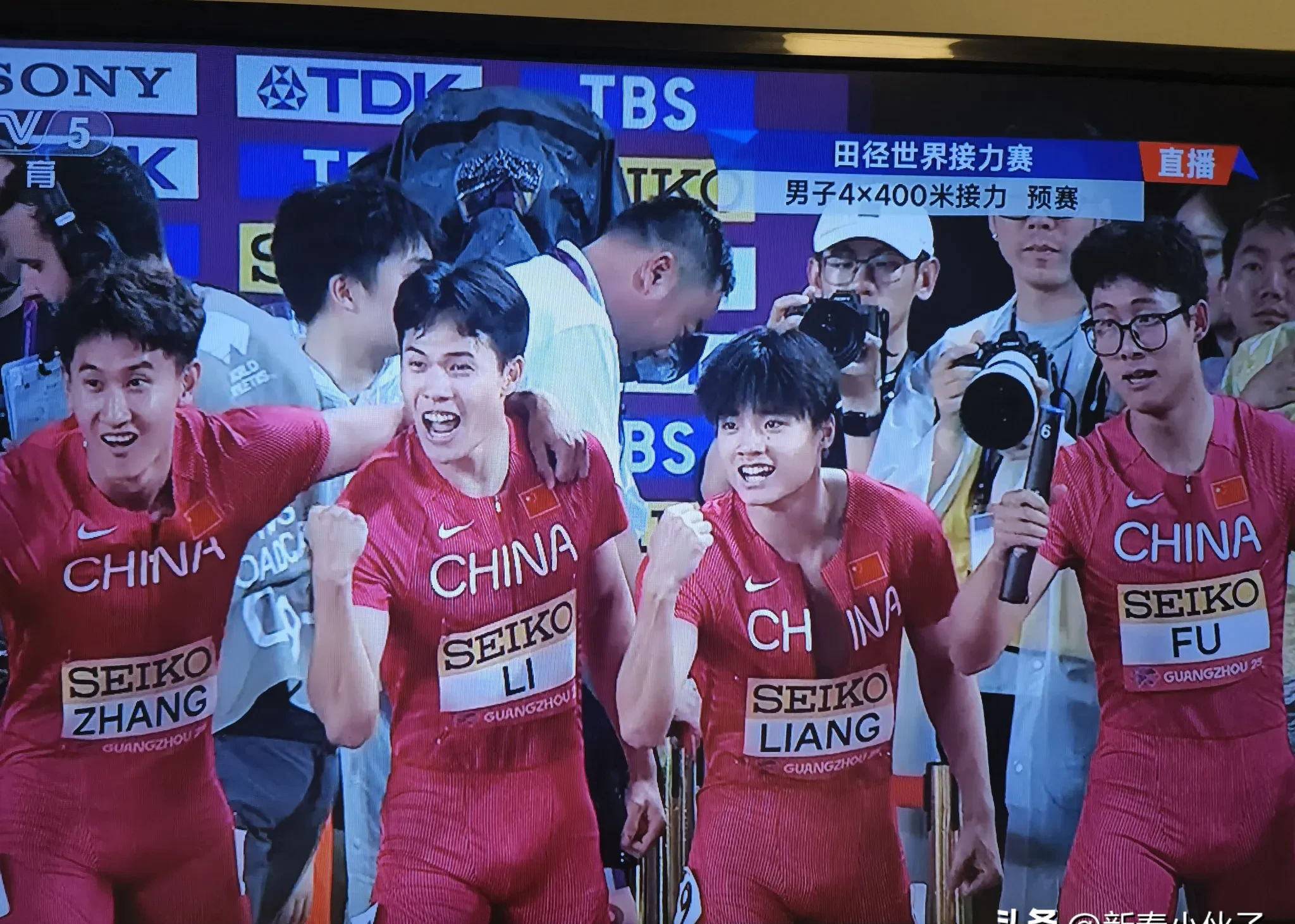 B体育体育官网入口-运动员们在赛场上争分夺秒，争取胜利