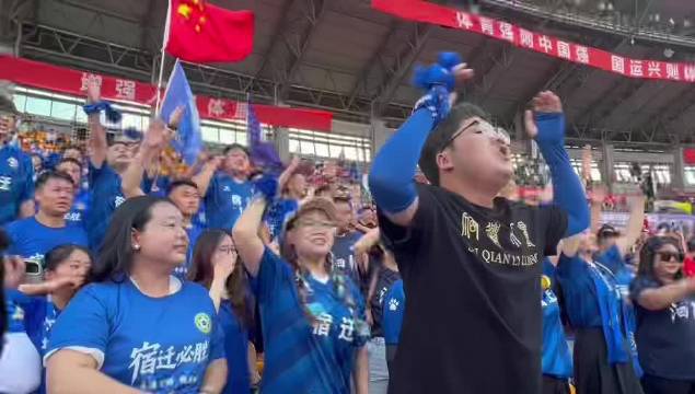 B体育体育网页版-比赛现场气氛燃烧，球迷为球队加油助威