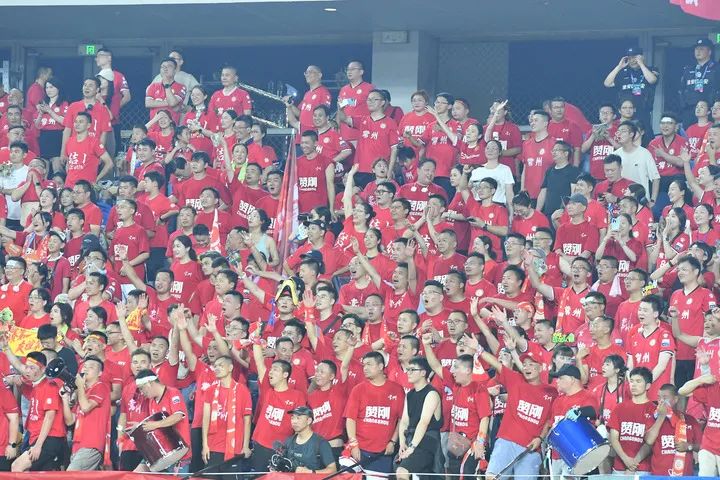 比赛现场气氛燃烧,球迷为球队加油助威 比赛现场气氛燃烧,球迷为球队加油助威