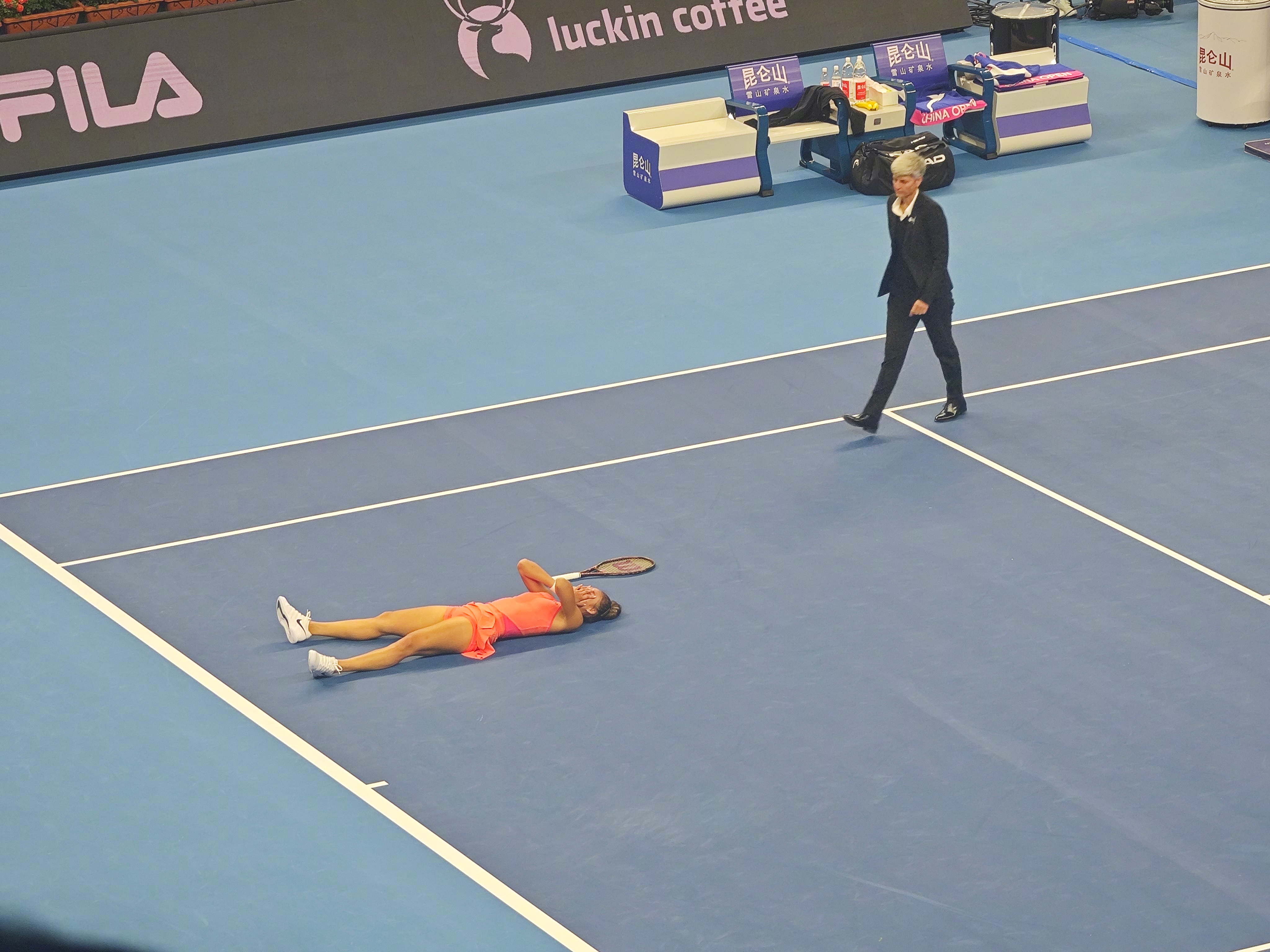 包含场上意外伤病频发，球员健康引人担忧的词条