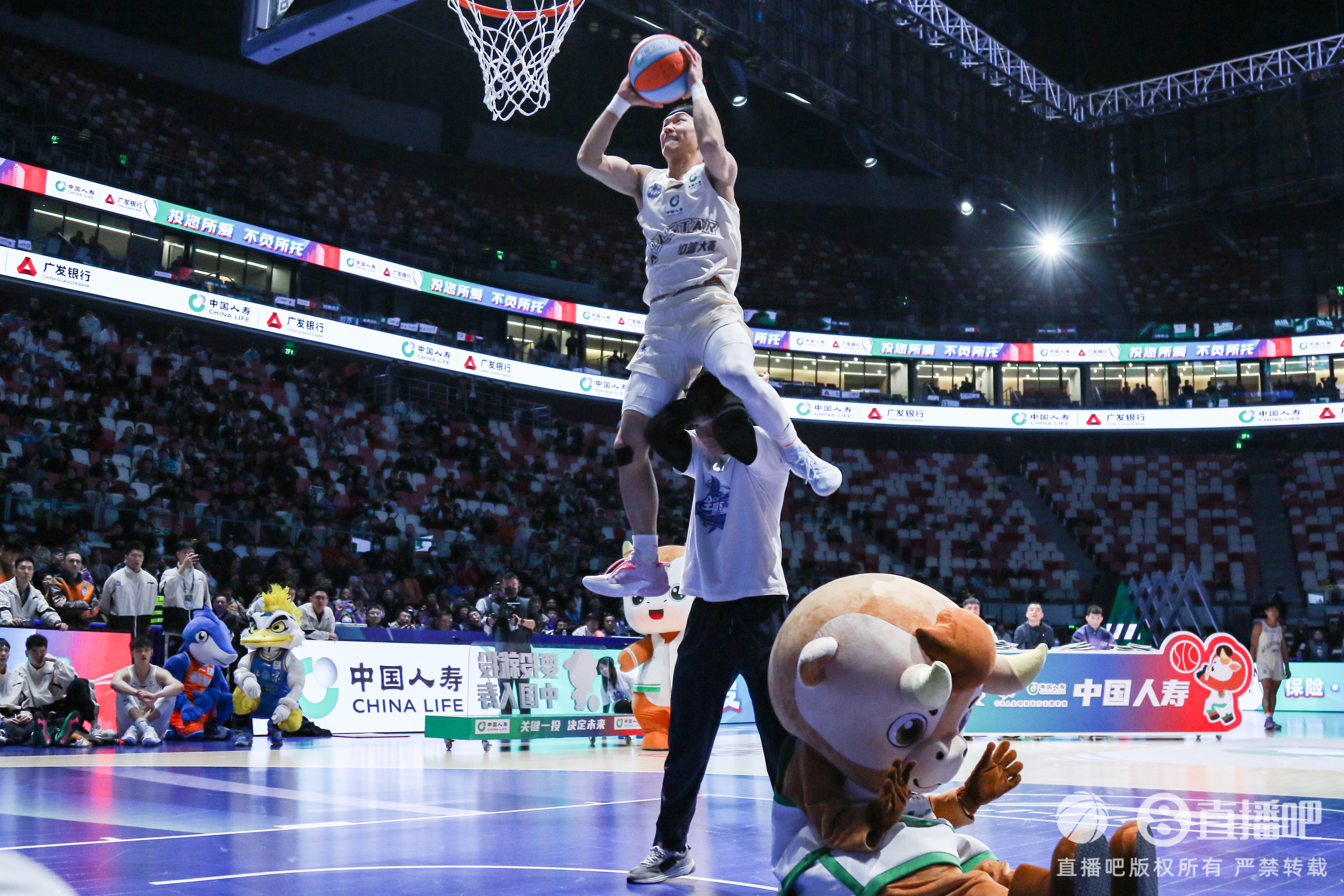 体育明星争相参加篮球明星赛,展现出色球技的简单介绍 体育明星争相参加篮球明星赛,展现出色球技的简单介绍