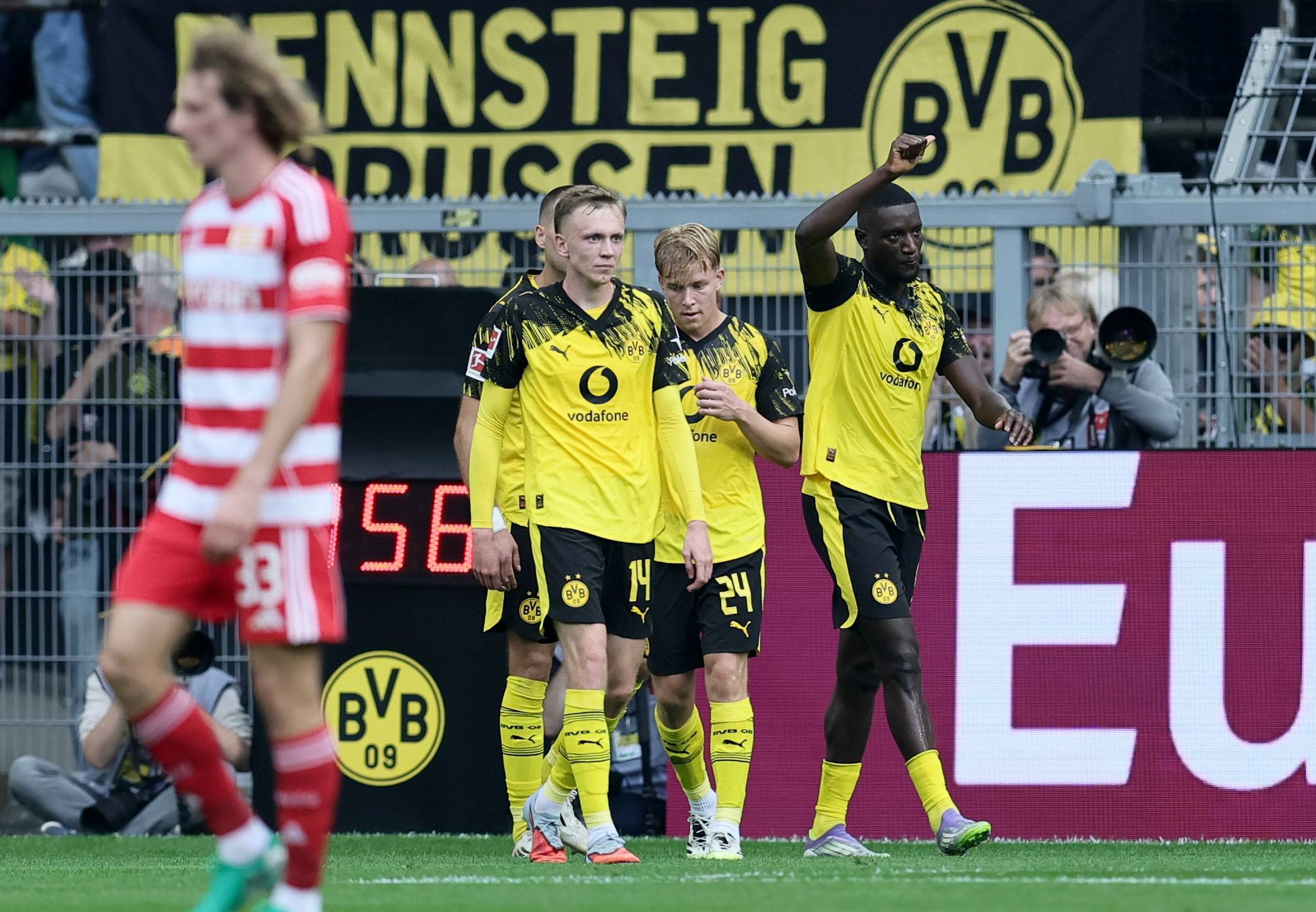 B体育体育活动-包含德国足球联赛：多特蒙德队客场大胜领先积分榜的词条