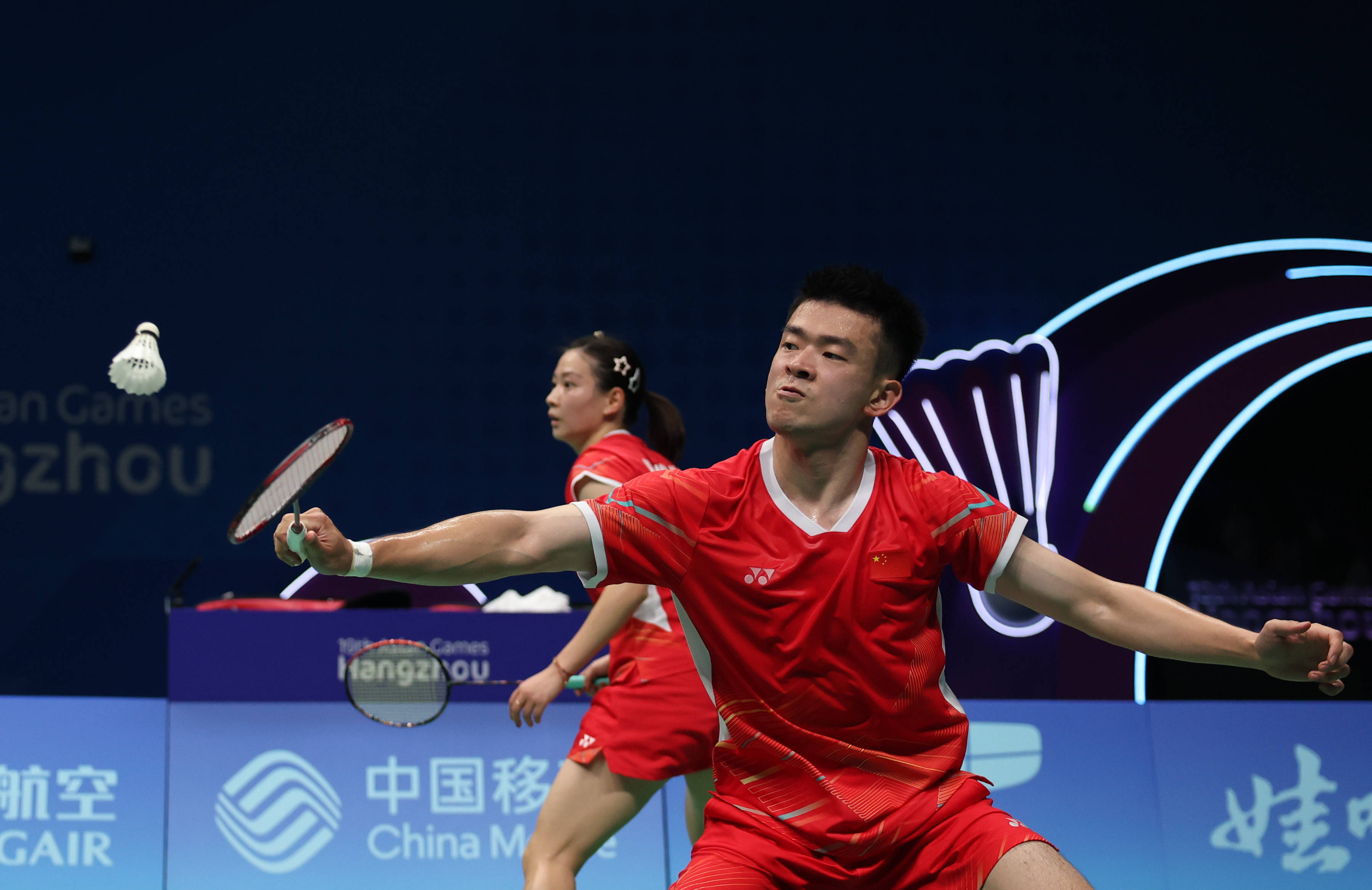 羽毛球比赛中中国选手夺得金牌