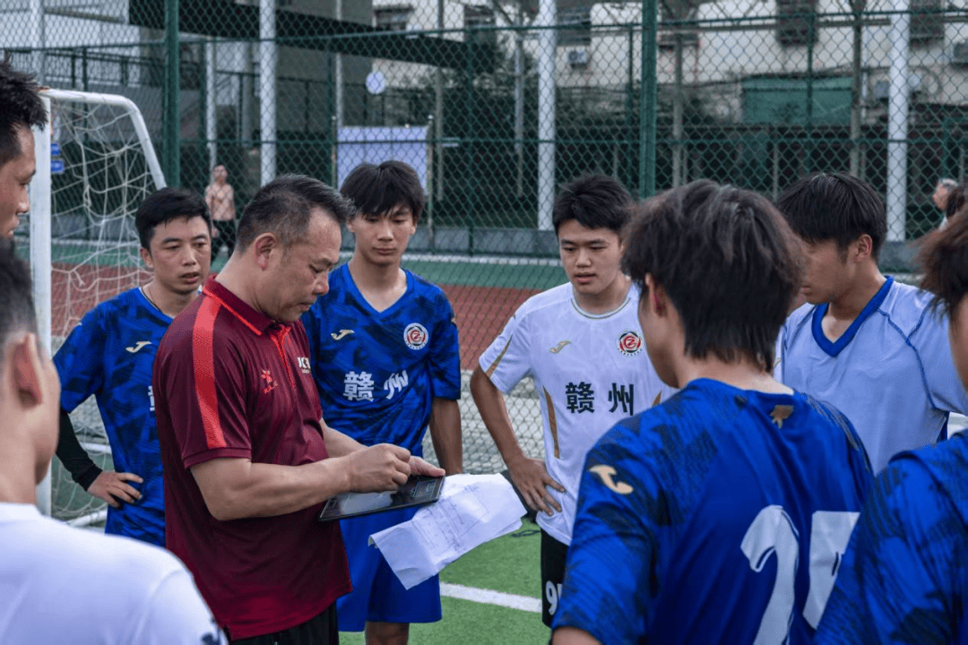 体育界喧嚣足球盛事，球队斗志昂扬争胜的简单介绍