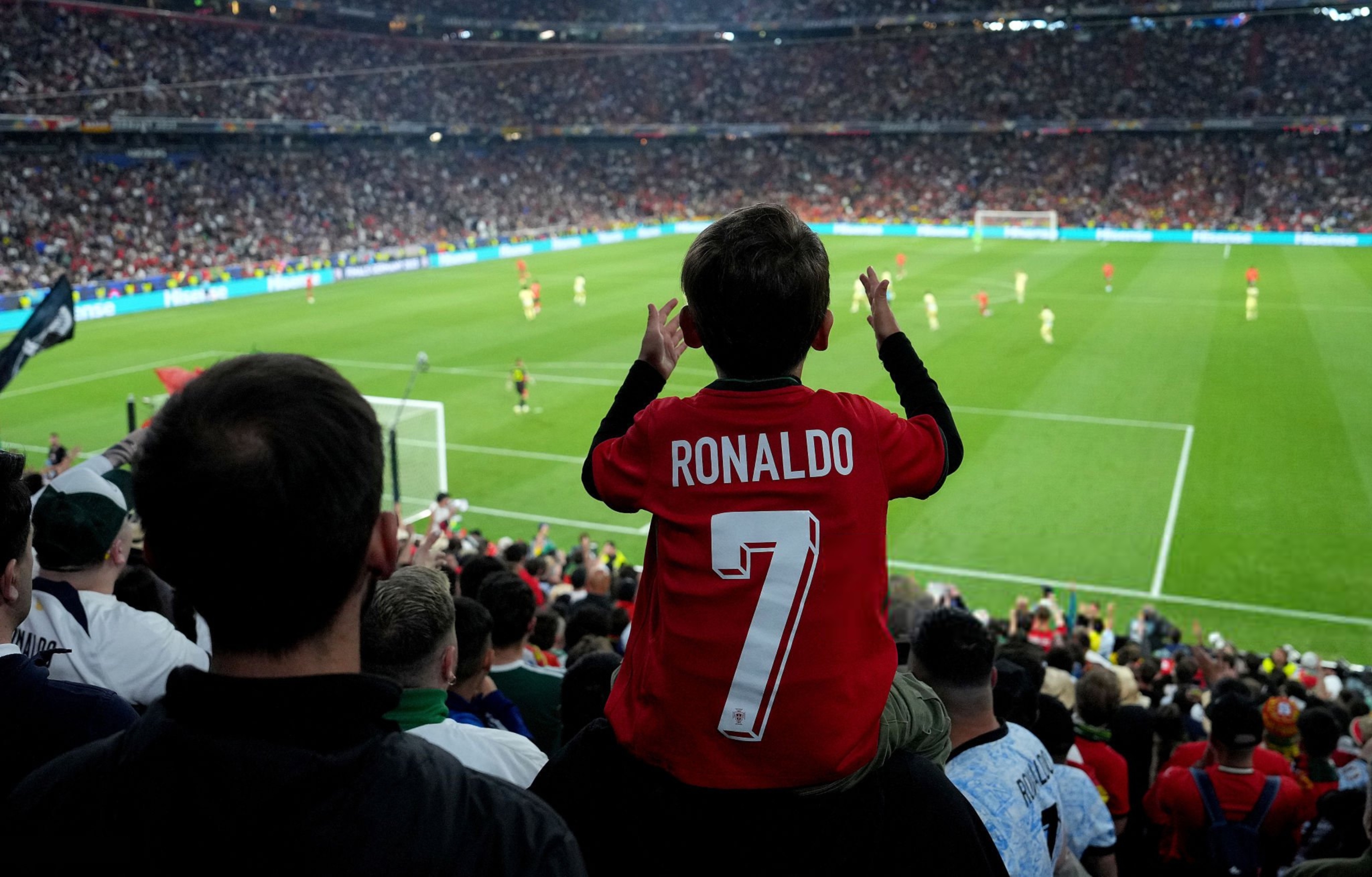 包含C罗加盟拜仁引爆转会市场,球迷狂欢不已的词条 包含C罗加盟拜仁引爆转会市场,球迷狂欢不已的词条