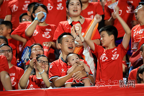 B体育体育网站入口-足球赛场上发生精彩瞬间震撼球迷