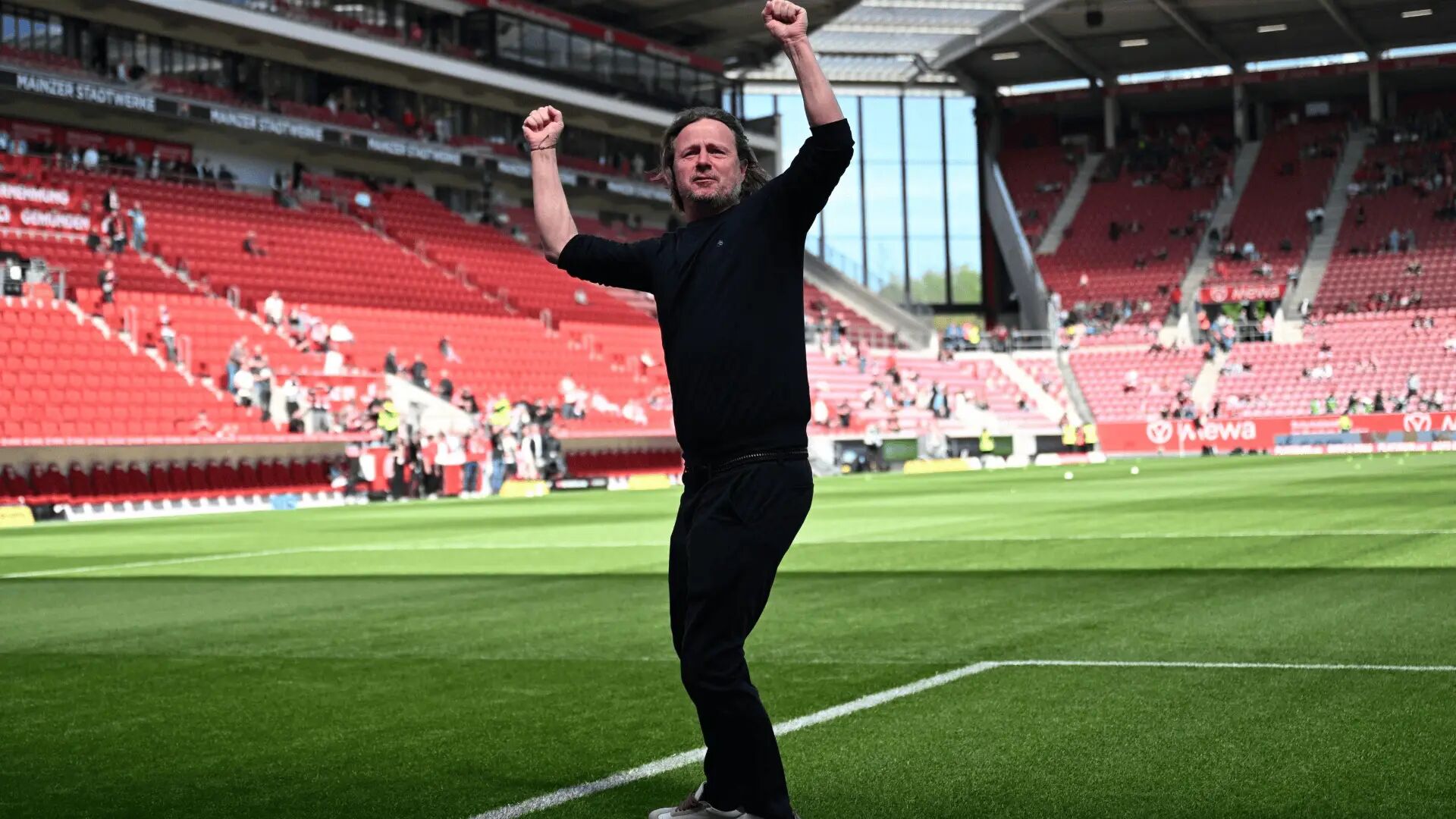 B体育体育官方入口-美因茨队员全力以赴，努力打造胜利的简单介绍