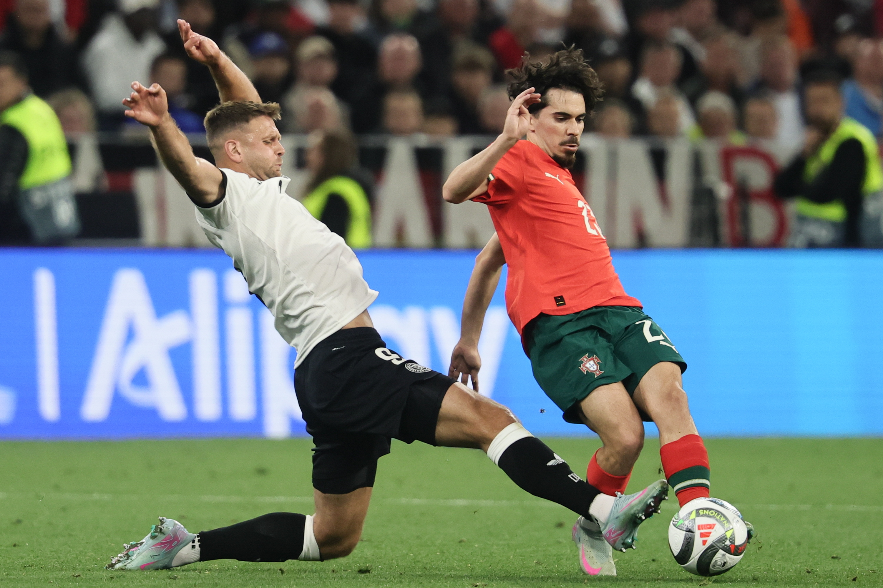 包含葡萄牙逆转英格兰,晋级欧预赛半决赛的词条 包含葡萄牙逆转英格兰,晋级欧预赛半决赛的词条