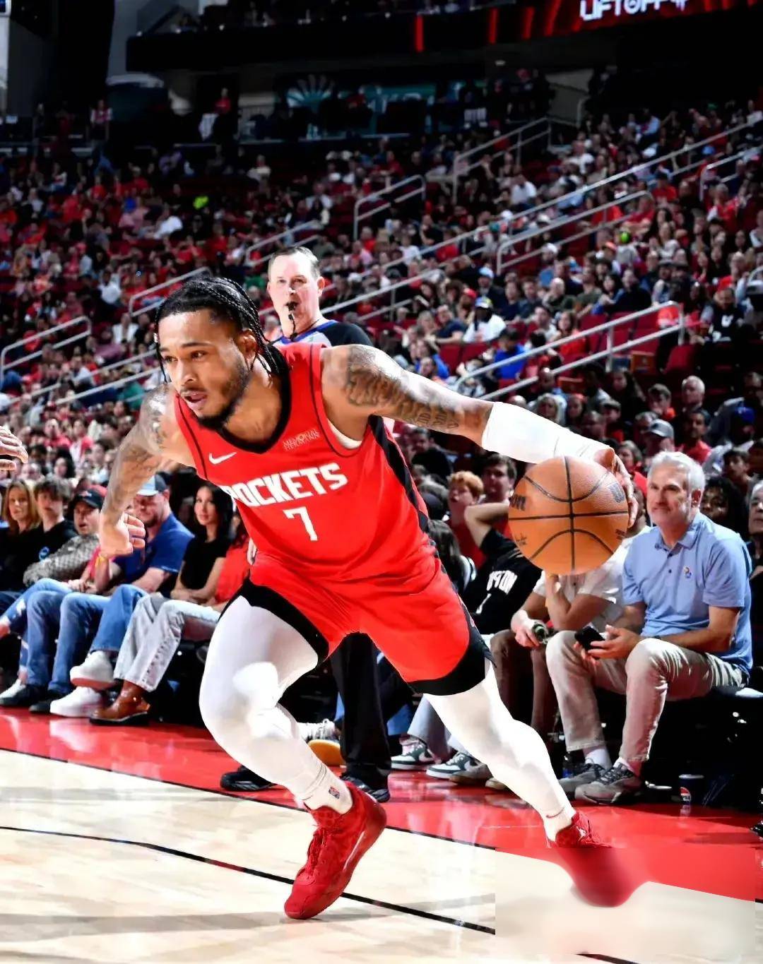 猛龙队力压76人继续领跑