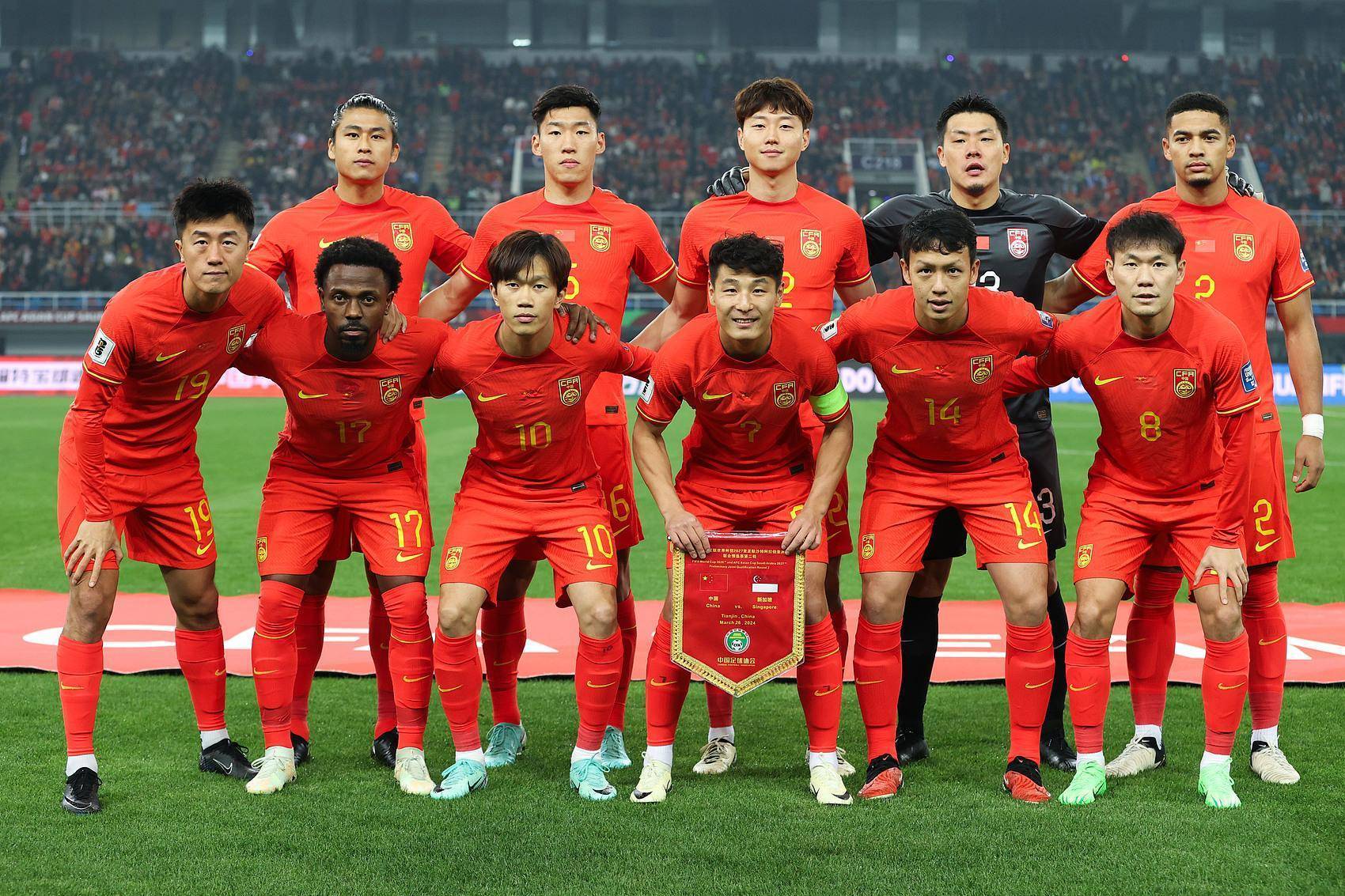 足球风云变幻，国内联赛中强队互抢胜局，竞争激烈的简单介绍